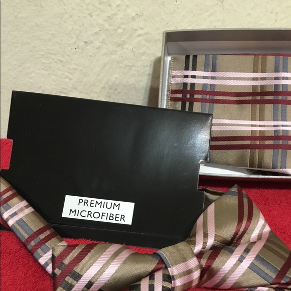 Daniel Ellissa Plaid Bow Tie with Hanky Set NEW - Picture 5 of 7